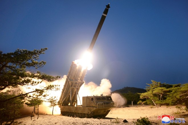 Severnokorejski "super velik" raketni lanser.