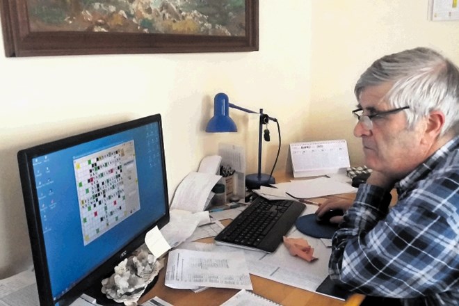 Cveto Erman z Jesenic, navdušen igralec igre križemkražem, pravi, da so se igralci zdaj preselili za zaslone računalnikov. Ob...