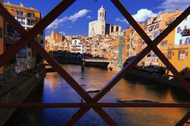 Mesto Girona, ki je, mimogrede, med snemanjem šeste sezone serije Igra prestolov služilo kot kulisa za Braavos.