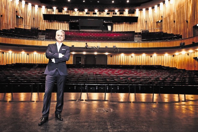 Martin Woelffer, direktor zasebnega  Teatra na Kurfürstendammu, se boji, da njegovo gledališče ne bo preživelo virusa.