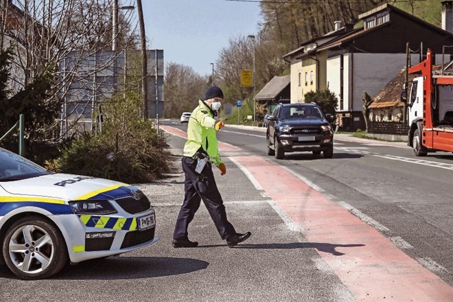 Policisti so že včeraj začeli nadzirali tudi staro primorsko cesto pri Brezovici.