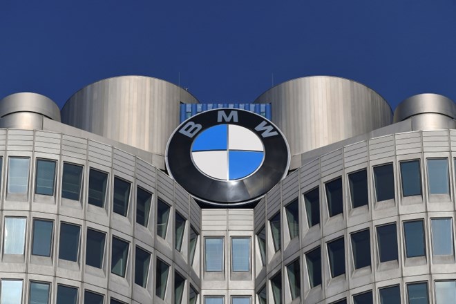 BMW podaljšal zaprtje tovarn v Evropi in Severni Ameriki
