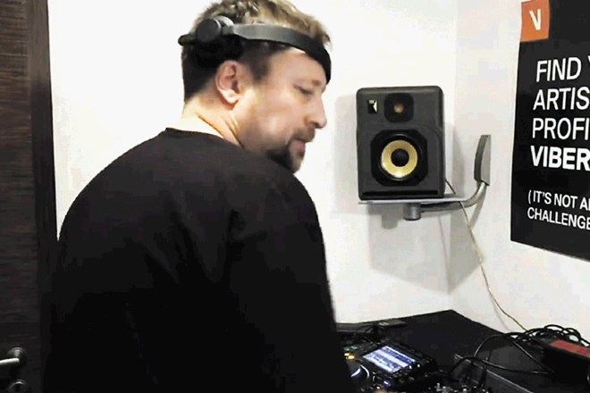Na DJ Umeka je doma poplesavalo ali si ga  kako drugače privoščilo 5000 priklopnikov na splet.