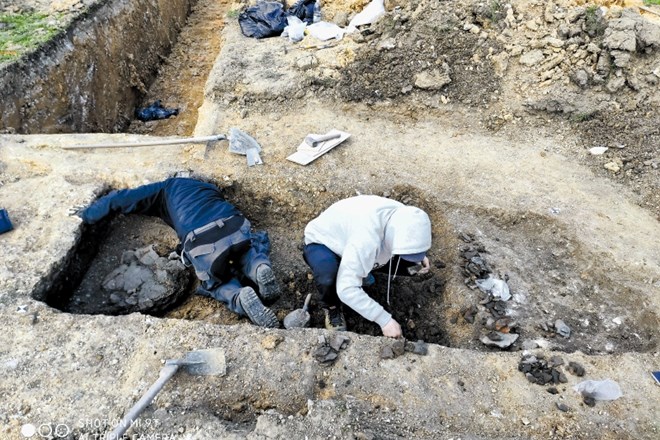 Na mestu, kjer je v prvem tisočletju pred našim štetjem stalo bivališče, so naleteli na številne ostanke lončenega posodja in...