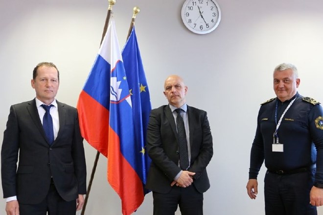Vršilec dolžnosti generalnega direktorja policije Anton Travner (desno) je za novega vodjo uprave kriminalistične policije...