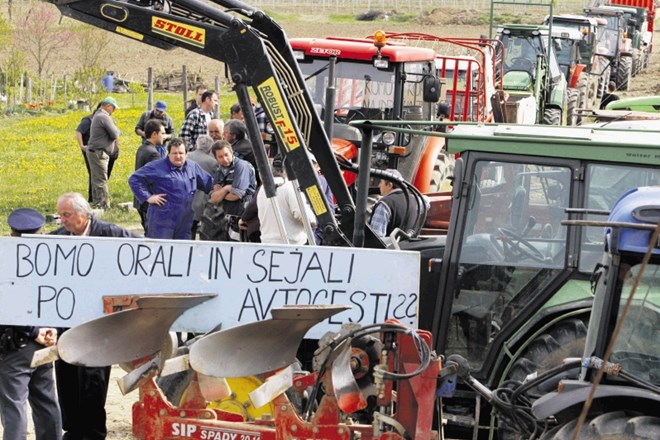 Kmetje, združeni v Civilno iniciativno Braslovče, so pred leti že protestirali proti gradnji tretje razvojne osi na izbrani...