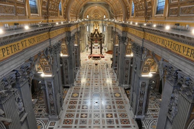 Papež pred prazno cerkvijo vodil obrede velikega petka