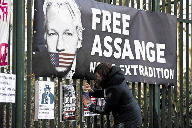 Assange je zaprt  v strogo varovanem londonskem zaporu Belmarsh, iz katerega bije pravno bitko proti izročitvi ZDA, zdaj pa...