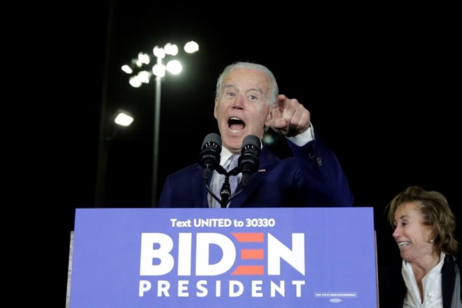 Joe Biden je priznal, da je bil večkrat preveč domač, a spolni napad zavrača.