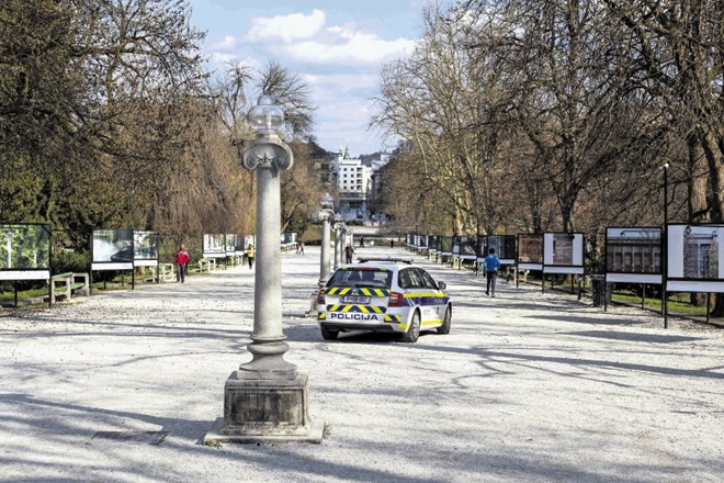 Motorizirana policija je v teh dneh najbolj  redna obiskovalka Plečnikove promenade v Tivoliju.