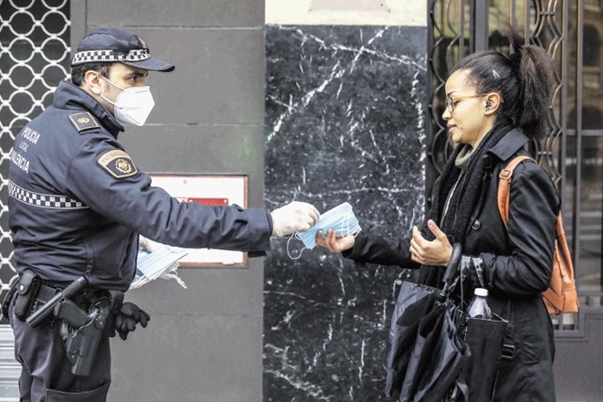 V Španiji so med drugim policisti zadolženi za delitev zaščitnih mask po obnovitvi nenujnih gospodarskih dejavnosti...