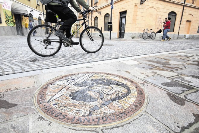 Mozaik na začetku Znamenjske ulice, ki je poimenovana po  znamenju Janezu Krstniku, ki je do leta 1888 stalo na tem mestu.
