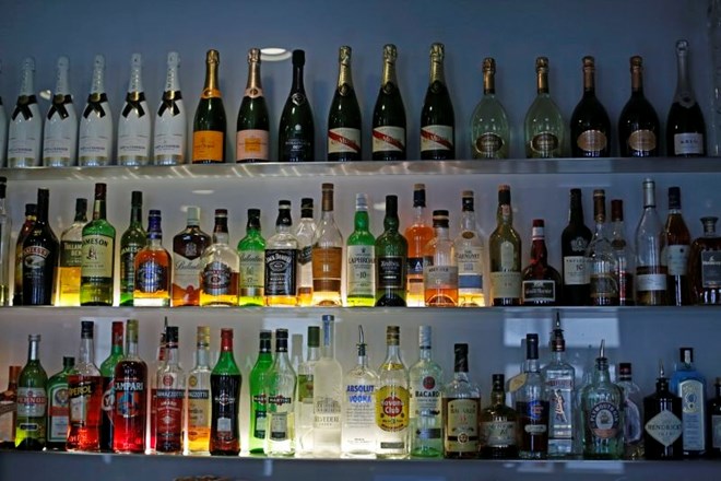 WHO opozarja, da alkohol ne ščiti pred novim koronavirusom