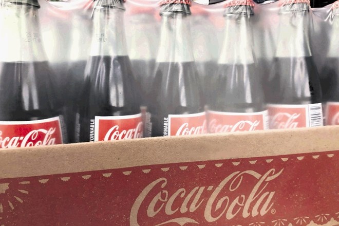 Coca-Cola se je zavezala, da bo ločila prodajo gaziranih brezalkoholnih pijač od negaziranih brezalkoholnih  in alkoholnih...