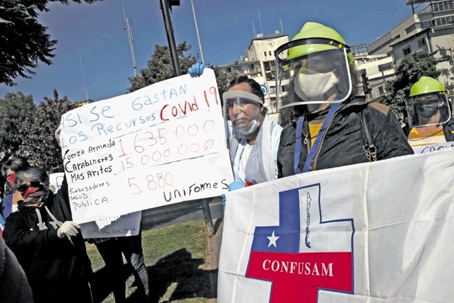 Medtem ko zdravstveni delavci v Čilu zahtevajo zaščitno opremo, je epidemija  začasno s cest pregnala protestnike socialnih...