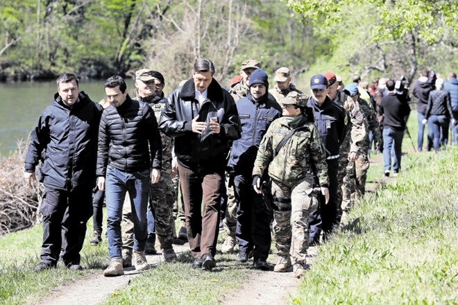 Predsednik Borut Pahor in minister za obrambo Matej Tonin sta danes obiskala južno mejo ter pozvala poslance, da tja pošljejo...