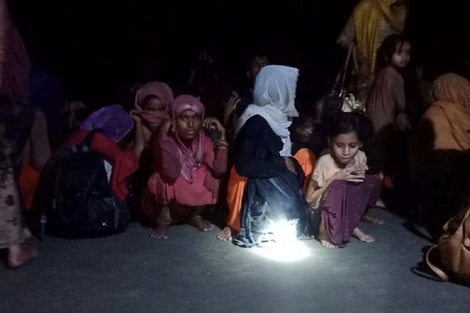 Bangladeš na morju rešil več sto sestradanih Rohingov