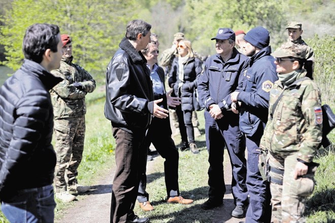 Vlada in predsednik republike Borut Pahor vztrajata pri nujnosti vojske s policijskimi pooblastili na slovensko-hrvaški...
