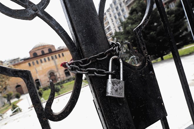 Z verigo zaklenjena vrata Cerkve svete Sofije v Solunu, kjer zaradi ukrepov proti širjenju koronavirusa ne bo bogoslužij ob...