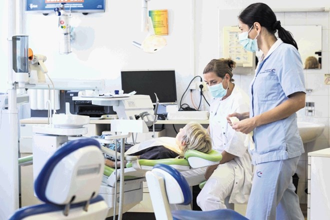V času obujanja drugih delov zdravstva so ljudje, ki potrebujejo zobozdravnika, še vedno v negotovosti.