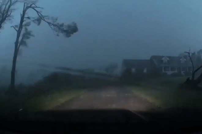 #video Kako je tornado videti iz avtomobila?