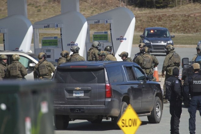 V bližini kanadskega Halifaxa strelec ubil najmanj 16 ljudi 