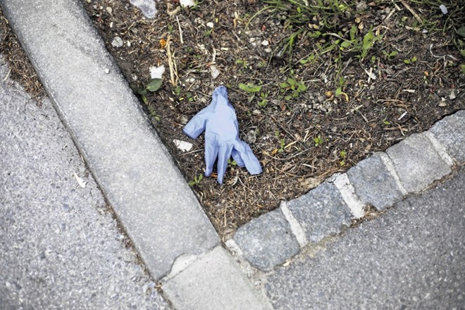 Na praznih ljubljanskih ulicah je videti veliko odvrženih rokavic in zaščitnih mask.