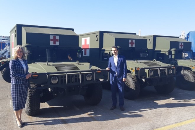 Ameriška veleposlanica v Sloveniji Lynda Blanchard in obrambni minister Matej Tonin ob prevzemu doniranih reševalnih...