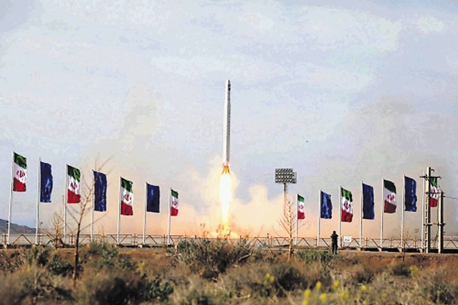 Iran je v okviru tajnega vesoljskega programa iz nerazkritega poligona poslal v orbito svoj prvi vojaški satelit.