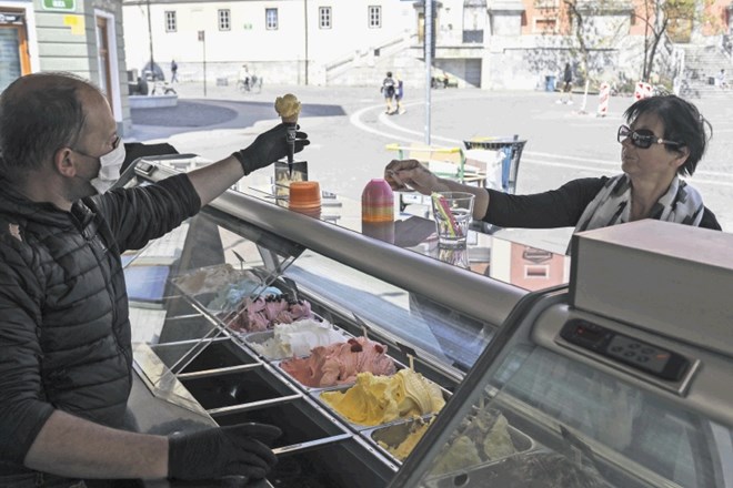 Na Prešernovem trgu sladoled prodajajo od 10. do 17. ure, kepica pa stane 2 evra.