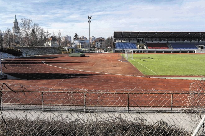 Na stadionih ni dovoljena uporaba travnatih površin.