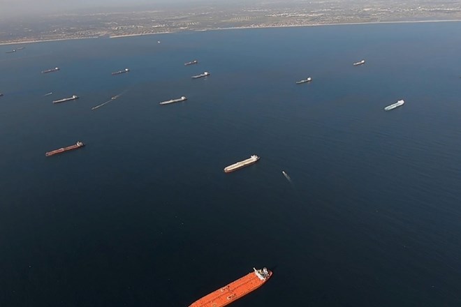 Pred obalo ZDA se nahaja ogromno polnih tankerjev, ki nimajo kam iti.