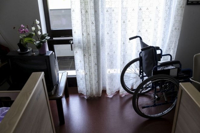 V bolnišnicah ni prostora za starce, oni so vojna kolateralna škoda