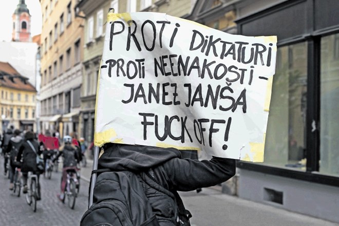 V Ljubljani, Mariboru in še nekaterih drugih krajih so se včeraj opoldne zbrale skupine protestnikov na protivladnih shodih....