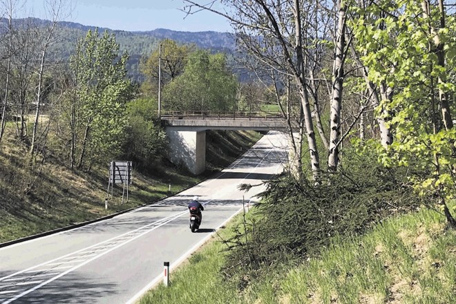 V podvozu pod železniško progo med Radovljico in Lescami bodo ločene varne poti dobili še pešci in kolesarji.