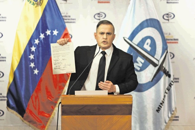 Venezuelski javni tožilec Tarek William Saab kaže domnevno pogodbo opozicije z ameriškim specialcem za izvedbo  udara proti...