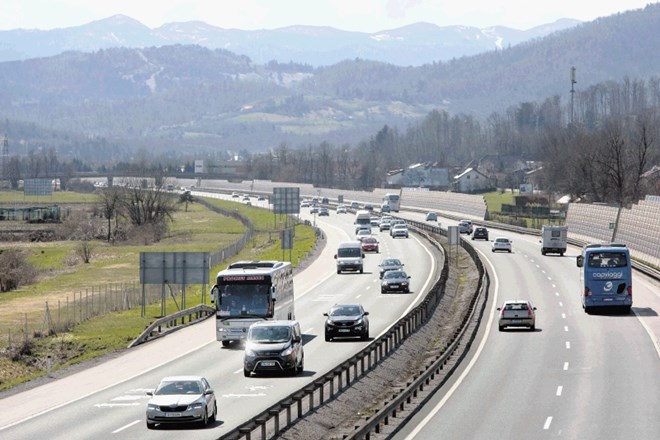 Avtocesta med Vrhniko in Ljubljano (na fotografiji odsek pri nekdanji cestninski postaji Log) bo dobila še en, tretji vozni...