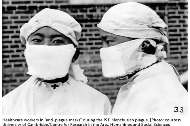 Mandžurska kuga je bila globalna časopisna novica. Javnost je tedaj prvič videla fotografije zdravstvenih delavcev, ki so...
