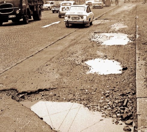 Porumenela fotografija – leto 1970: Dež razgalil klavrno podobo Tržaške ceste