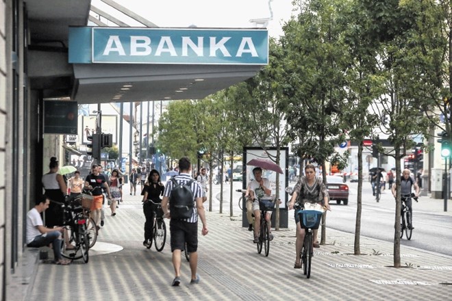 Na Abanki zahtevajo za odobritev odloga plačila kredita kar 110 evrov.