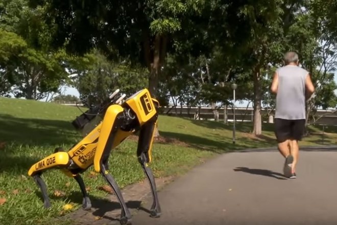 #video V Singapurju razdaljo med ljudmi nadzira robotski pes