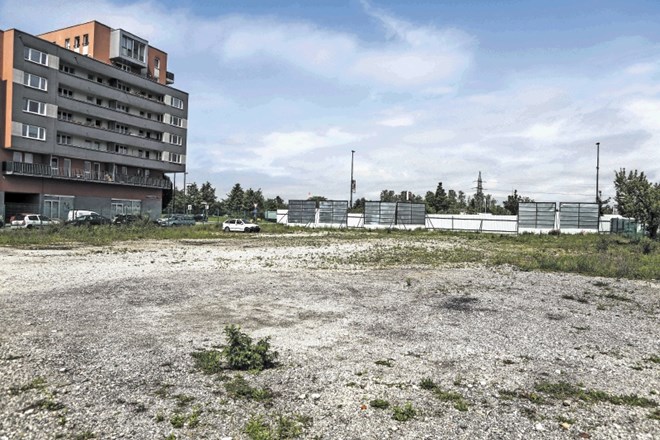 Stanovanja, ki jih bo predvidoma kupil občinski stanovanjski sklad, bo gradil Kostak na praznem zemljišču ob Šmartinski cesti...