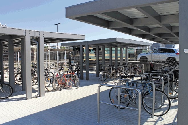 Parkirni prostori za kolesa bodo na postajah urejeni po vzoru tistih na ljubljanski železniški postaji.