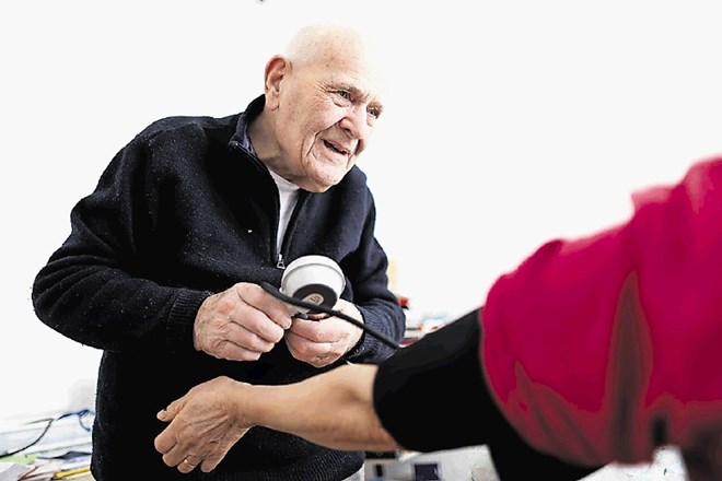 Christian Chenay je star 99-let in je najstarejši zdravnik v Franciji, ki še vedno opravlja svoj poklic.