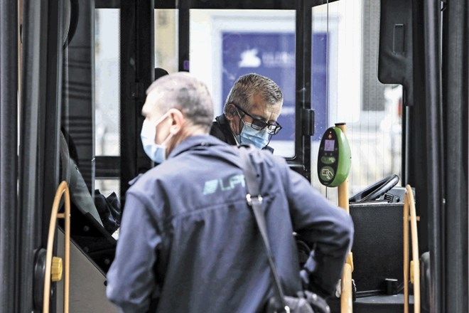 Na ljubljanskih mestnih avtobusih se bo kljub uradnemu koncu epidemije še naprej treba držati protikoronskih zaščitnih...