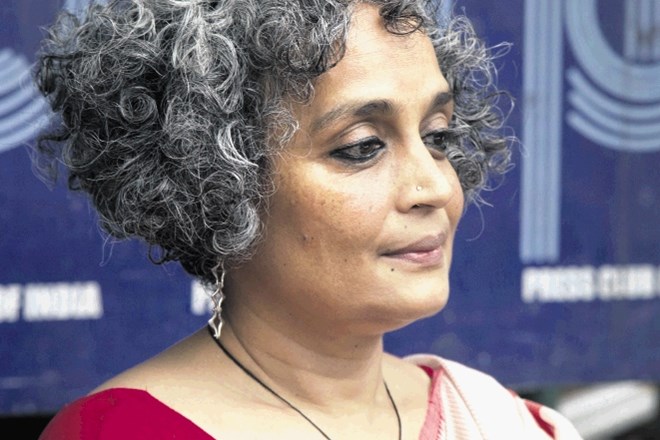 Indijska pisateljica Arundhati  Roy se nenehno  angažira zoper vladno  hindujsko  zatiranje muslimanov, okoljske katastrofe...