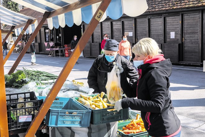 Tudi kupci na tržnicah opažajo, da so se cene sadja in zelenjave dvignile. V trgovinah pravijo, da je to za ta letni čas...