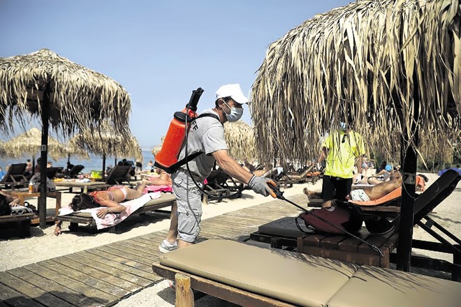 V Grčiji so plaže že odprli, razkuževanje ležalnikov poteka pospešeno.  (Foto: Reuters)