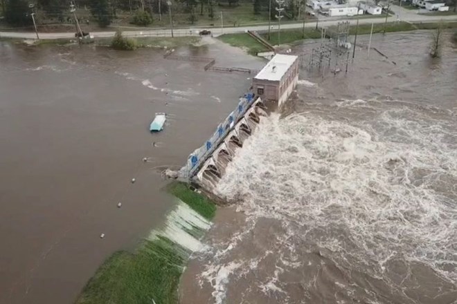 V ameriški državi Michigan popustila jezova, opozarjajo na poplave