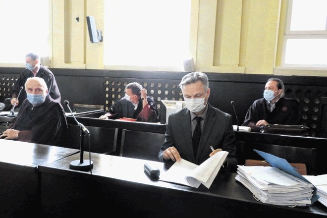 Mariborski odvetnik Ljubo Peče (na fotografiji desno) je bil po prepričanju tožilca Iztoka Krumpaka ključna oseba v ozadju...
